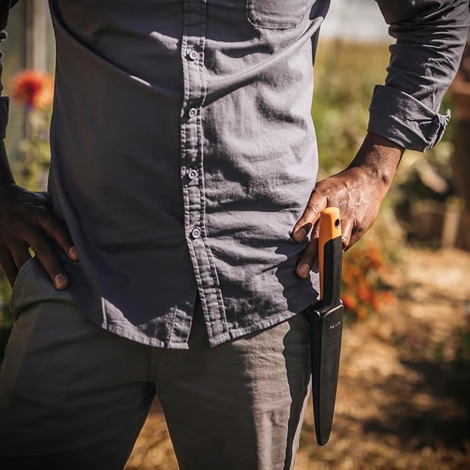 Fiskars Hori Hori Garden Knife with Sheath, Multi-Purpose Heavy Duty Gardening Hand Tool for Weeding, Planting, Digging with Hanging Hole