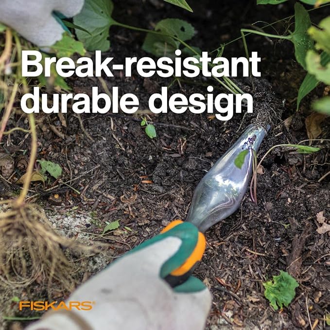 Fiskars Ergo Weeder Tool for Weeding, Heavy Duty Gardening Hand Tool with Ergonomic Handle and Hanging Hole for Storage, Remove Weeds and Roots like Dandelions and Thistles