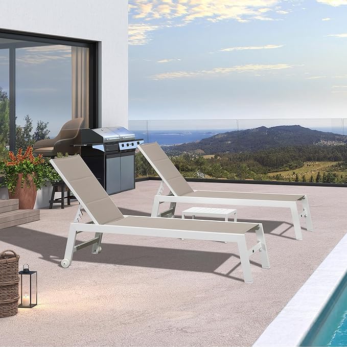 PURPLE LEAF Outdoor Chaise Lounge Set Oversize Adjustable Sunbathing Recliner Extra Wide Lounge Chairs with Side Table for Poolside Beach Outside Patio Aluminum Chaise Lounger Khaki 2 Sets